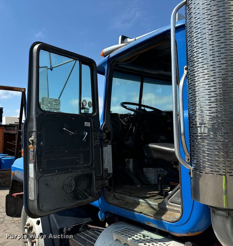 image for item DV5802 2000 Mack  RD690P box truck