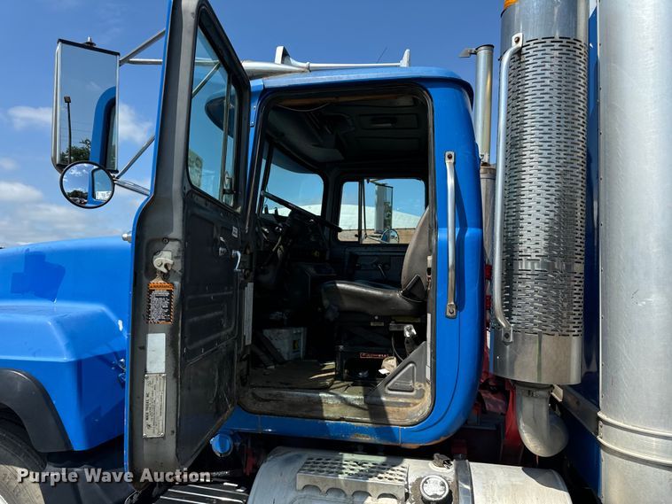 image for item DV5802 2000 Mack  RD690P box truck