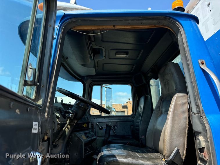 image for item DV5802 2000 Mack  RD690P box truck