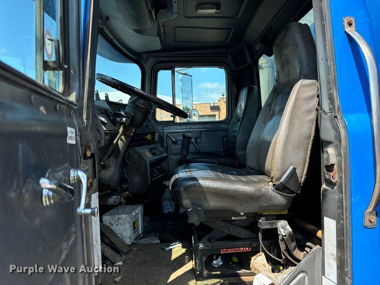 image for item DV5802 2000 Mack  RD690P box truck