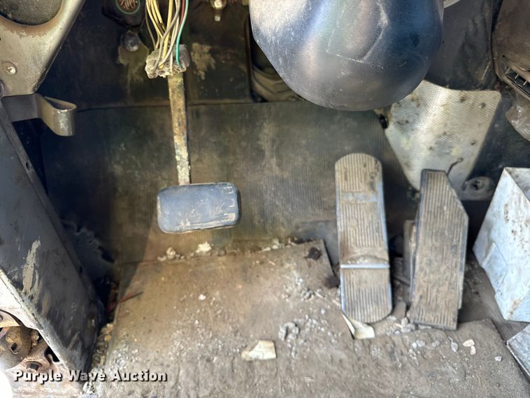 image for item DV5802 2000 Mack  RD690P box truck