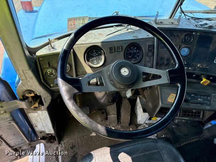 image for item DV5802 2000 Mack  RD690P box truck