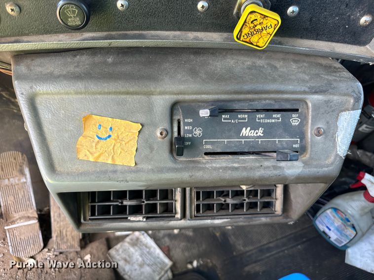 image for item DV5802 2000 Mack  RD690P box truck