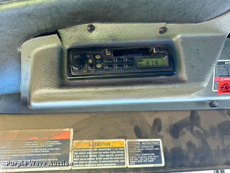 image for item DV5802 2000 Mack  RD690P box truck