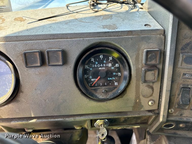 image for item DV5802 2000 Mack  RD690P box truck