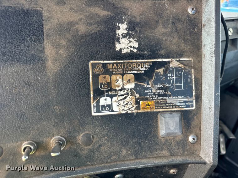 image for item DV5802 2000 Mack  RD690P box truck