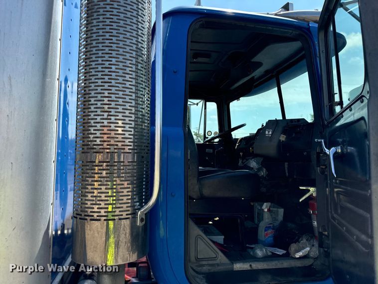 image for item DV5802 2000 Mack  RD690P box truck