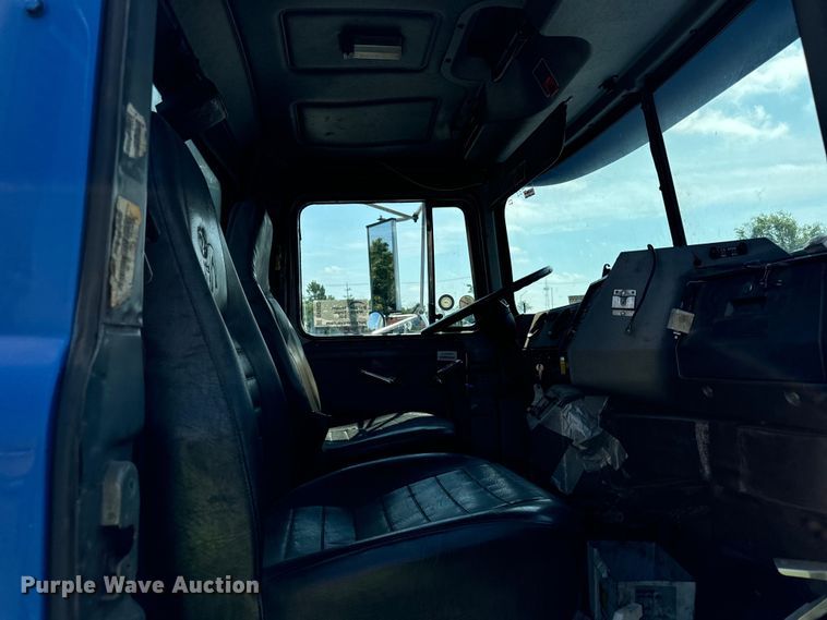 image for item DV5802 2000 Mack  RD690P box truck