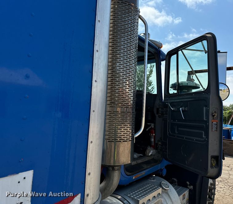 image for item DV5802 2000 Mack  RD690P box truck