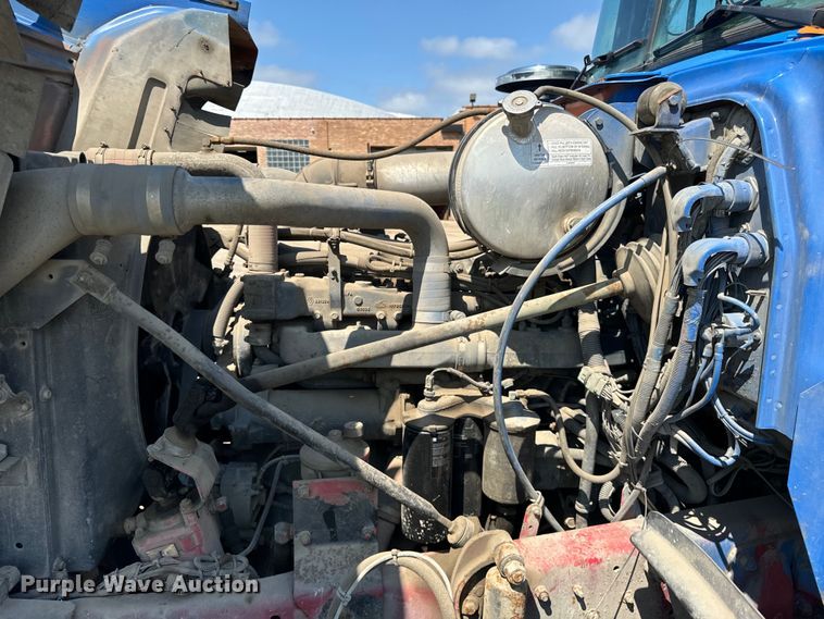 image for item DV5802 2000 Mack  RD690P box truck