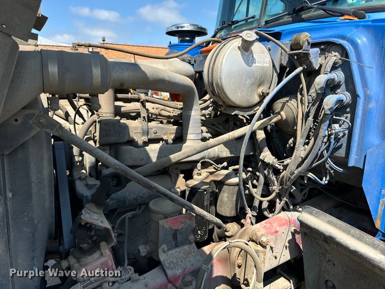 image for item DV5802 2000 Mack  RD690P box truck