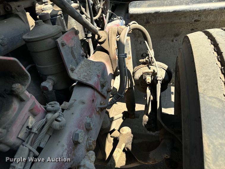 image for item DV5802 2000 Mack  RD690P box truck