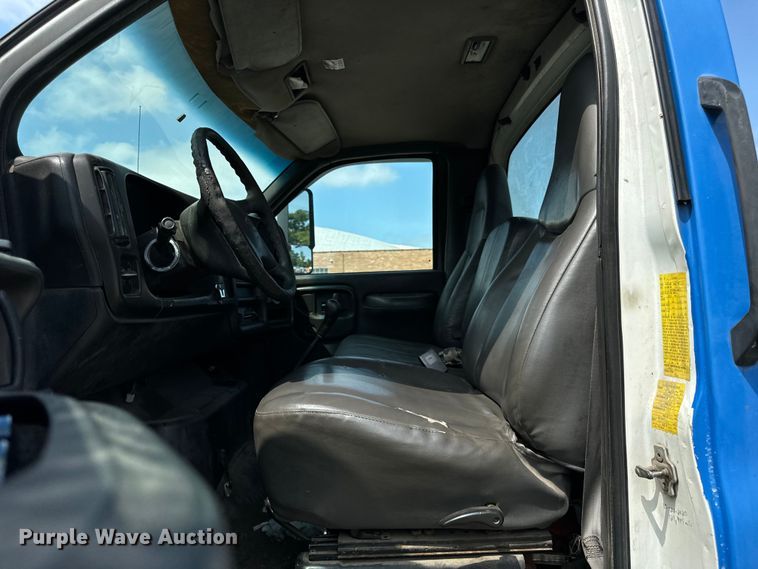 image for item DV5803 2005 Chevrolet  C8500 truck cab and chassis