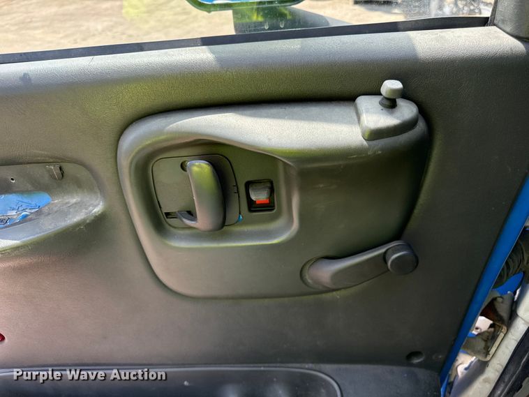 image for item DV5803 2005 Chevrolet  C8500 truck cab and chassis