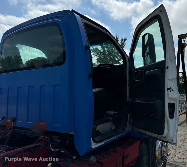 image for item DV5803 2005 Chevrolet  C8500 truck cab and chassis