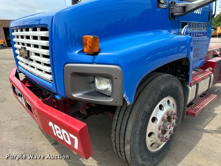 image for item DV5806 2005 Chevrolet  C8500 truck cab and chassis