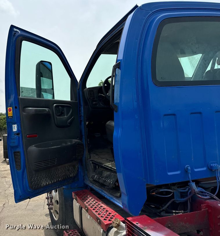 image for item DV5806 2005 Chevrolet  C8500 truck cab and chassis