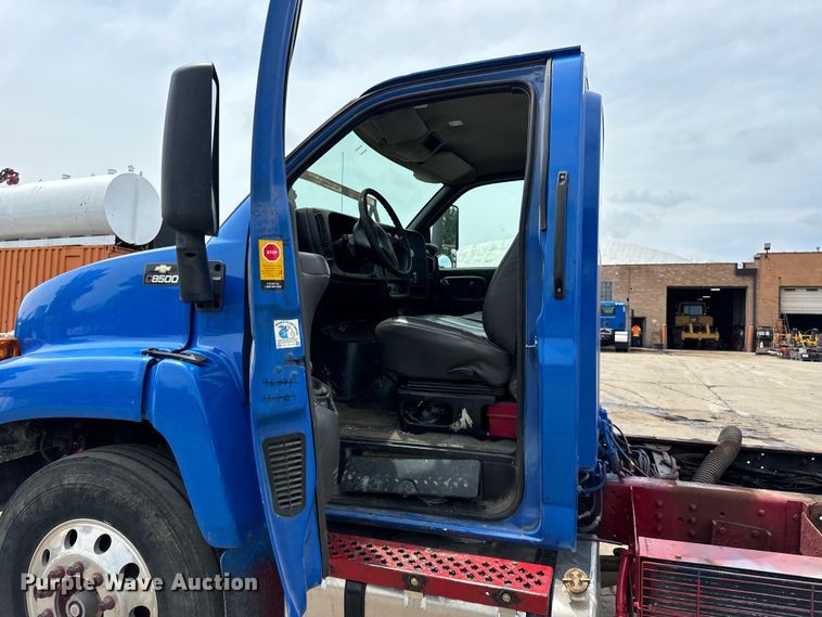 image for item DV5806 2005 Chevrolet  C8500 truck cab and chassis