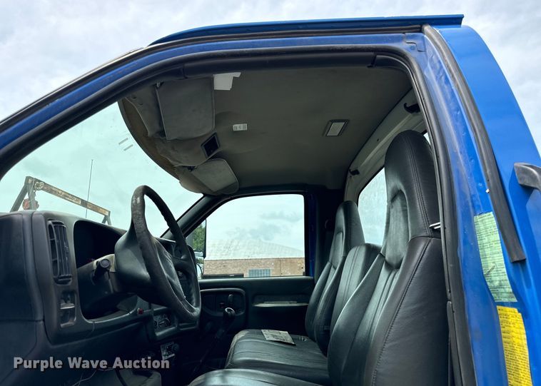 image for item DV5806 2005 Chevrolet  C8500 truck cab and chassis