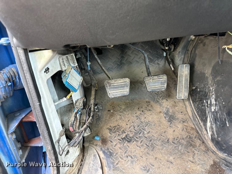 image for item DV5806 2005 Chevrolet  C8500 truck cab and chassis