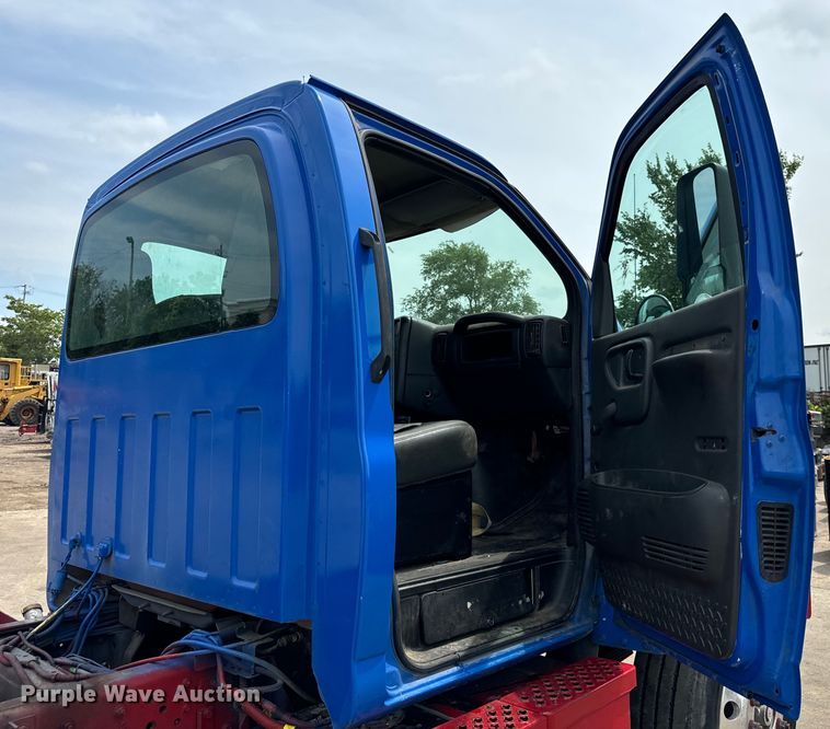 image for item DV5806 2005 Chevrolet  C8500 truck cab and chassis