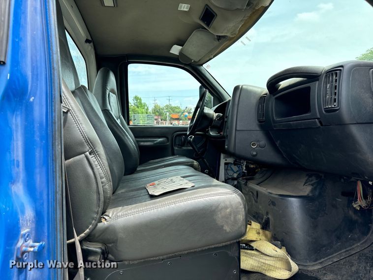 image for item DV5806 2005 Chevrolet  C8500 truck cab and chassis