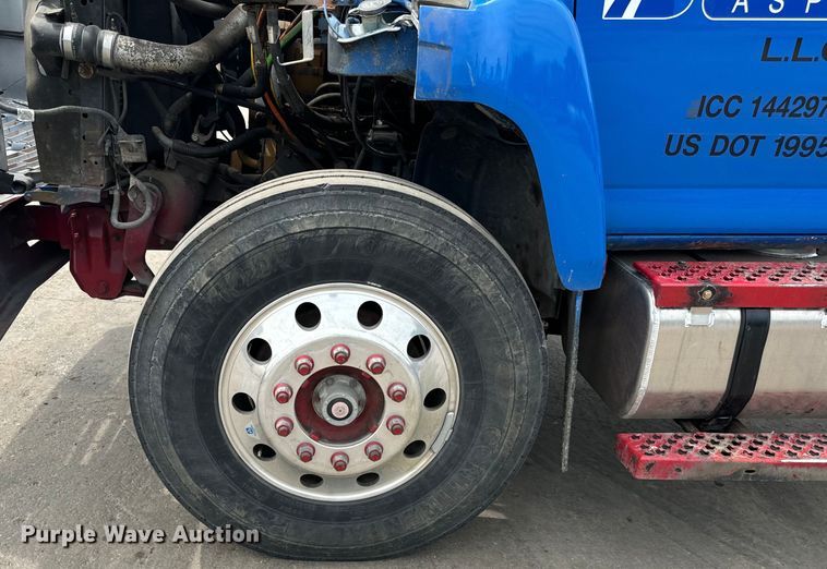 image for item DV5806 2005 Chevrolet  C8500 truck cab and chassis