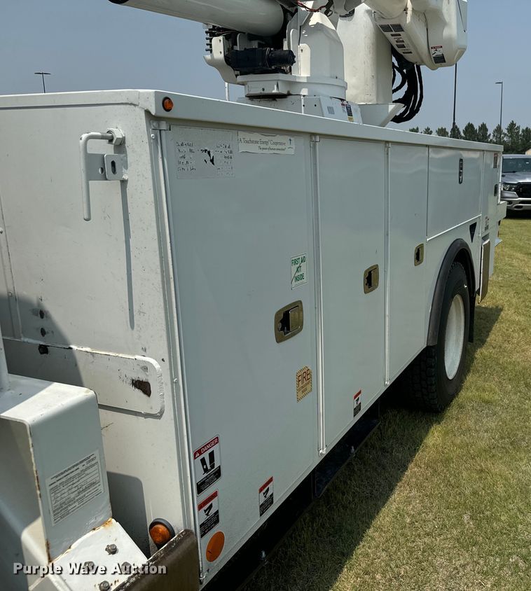 image for item DX3486 2014 International DuraStar 4300 bucket truck