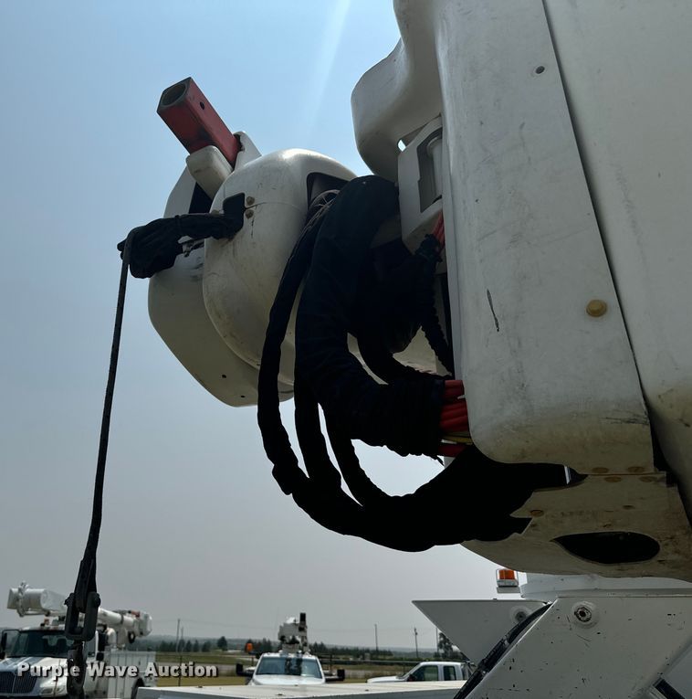 image for item DX3486 2014 International DuraStar 4300 bucket truck