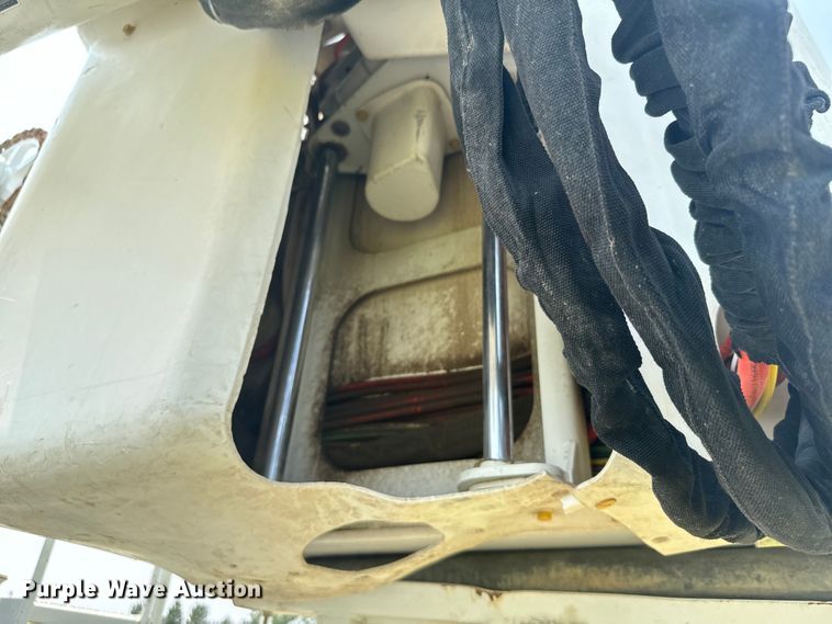 image for item DX3486 2014 International DuraStar 4300 bucket truck