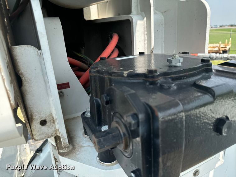 image for item DX3486 2014 International DuraStar 4300 bucket truck