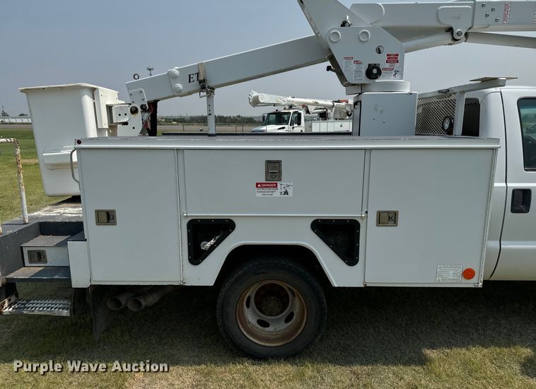 image for item DX3488 2013 Ford  F550 Super Duty XLT bucket truck