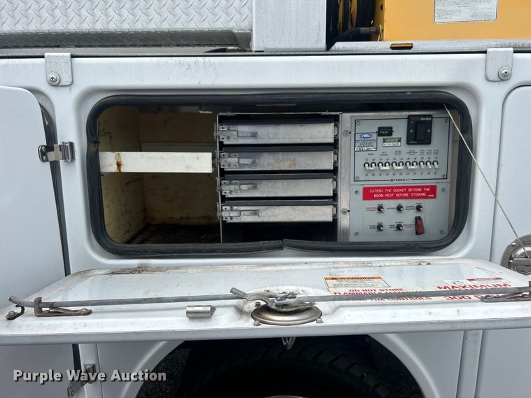 image for item EG0809 2006 Ford F450 Super Duty  bucket truck