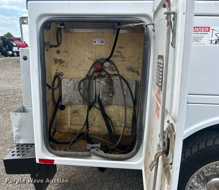 image for item EG0809 2006 Ford F450 Super Duty  bucket truck