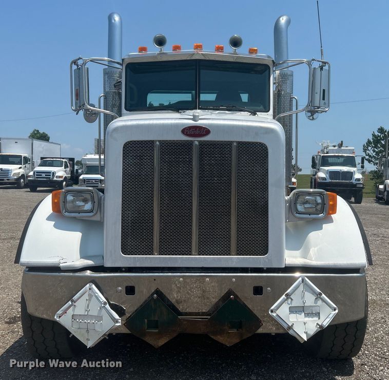 image for item EG0825 2008 Peterbilt  365 oilfield acidizing pump truck