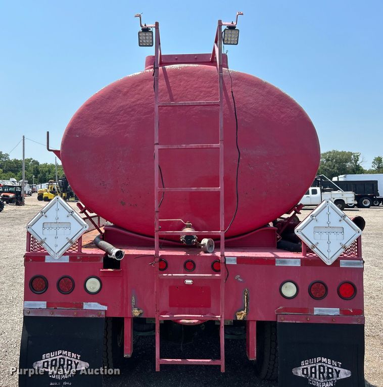 image for item EG0825 2008 Peterbilt  365 oilfield acidizing pump truck