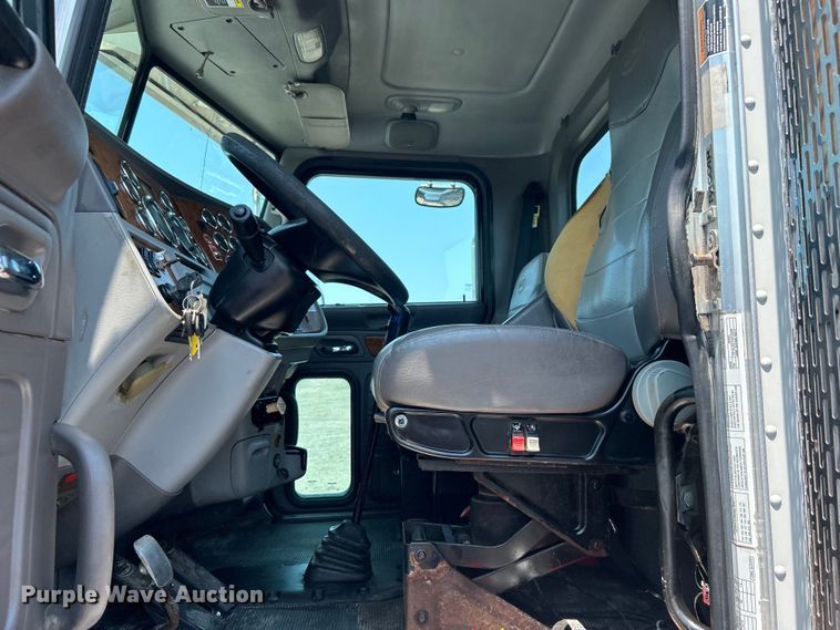 image for item EG0825 2008 Peterbilt  365 oilfield acidizing pump truck