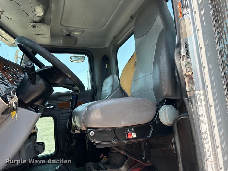 image for item EG0825 2008 Peterbilt  365 oilfield acidizing pump truck