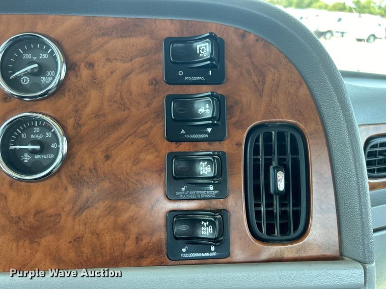 image for item EG0825 2008 Peterbilt  365 oilfield acidizing pump truck