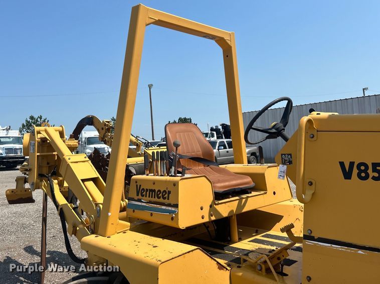 image for item EG0827 2000 Vermeer V8550A cable plow