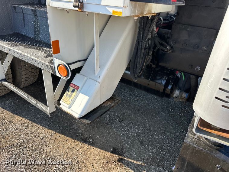 image for item EG0843 2011 Freightliner  Business Class M2 bucket truck