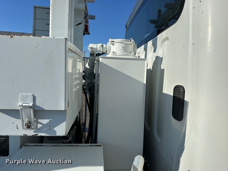 image for item EG0843 2011 Freightliner  Business Class M2 bucket truck