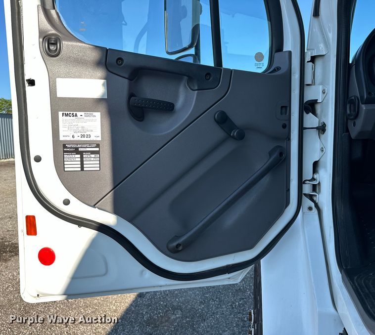 image for item EG0843 2011 Freightliner  Business Class M2 bucket truck