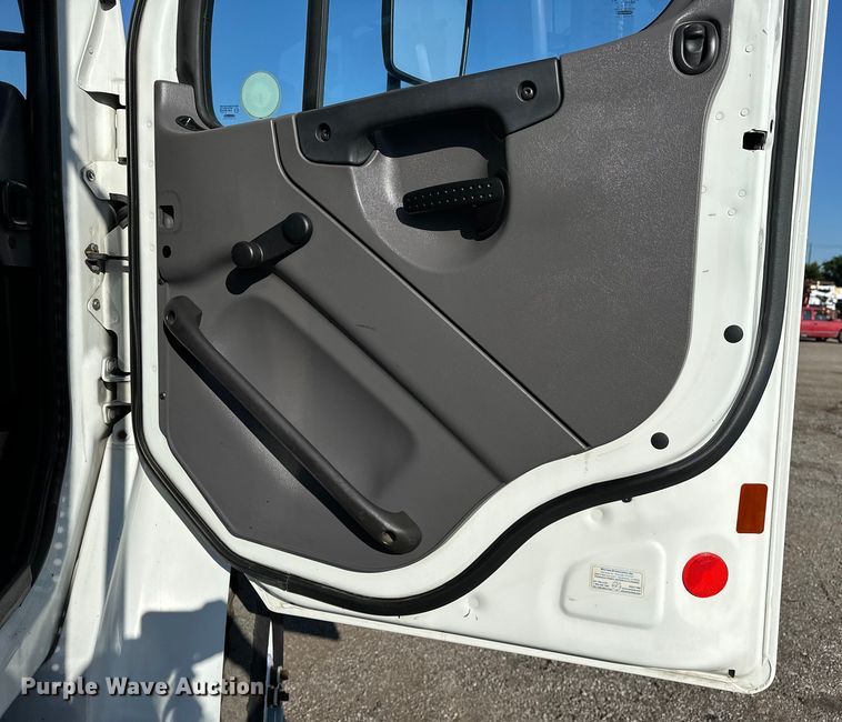 image for item EG0843 2011 Freightliner  Business Class M2 bucket truck