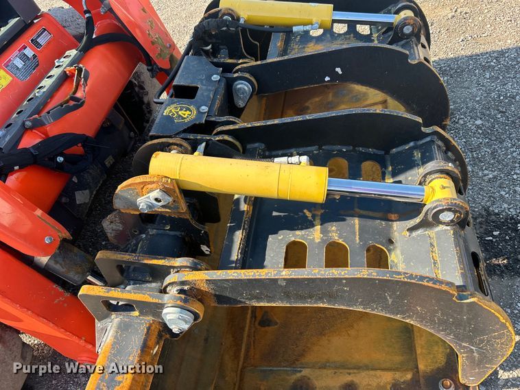 image for item EG0855 2018 Kubota  SSV75 skid steer loader