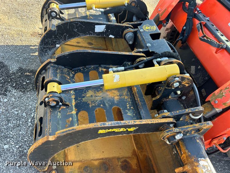 image for item EG0855 2018 Kubota  SSV75 skid steer loader