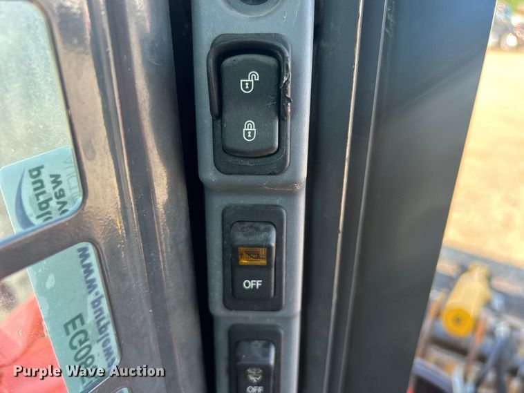 image for item EG0855 2018 Kubota  SSV75 skid steer loader