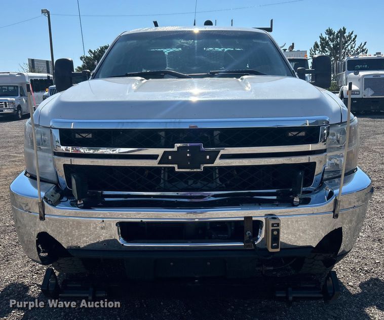image for item EG0858 2013 Chevrolet  Silverado 3500HD Ext. Cab utility bed pickup truck