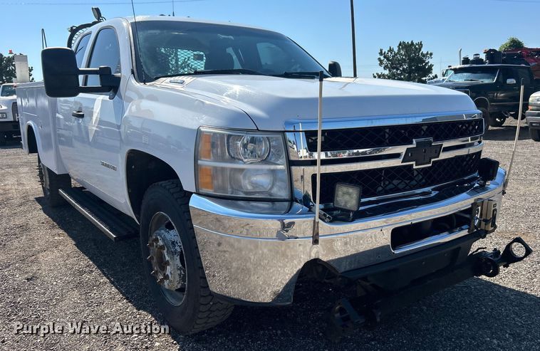 image for item EG0858 2013 Chevrolet  Silverado 3500HD Ext. Cab utility bed pickup truck