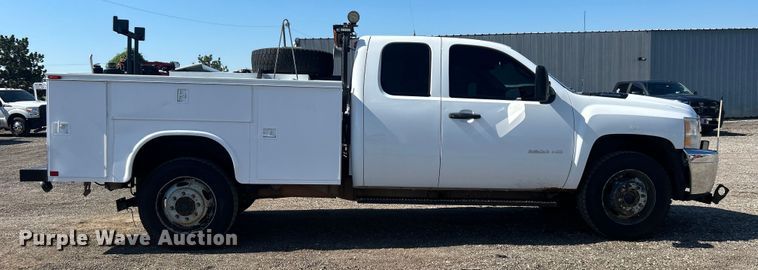 image for item EG0858 2013 Chevrolet  Silverado 3500HD Ext. Cab utility bed pickup truck